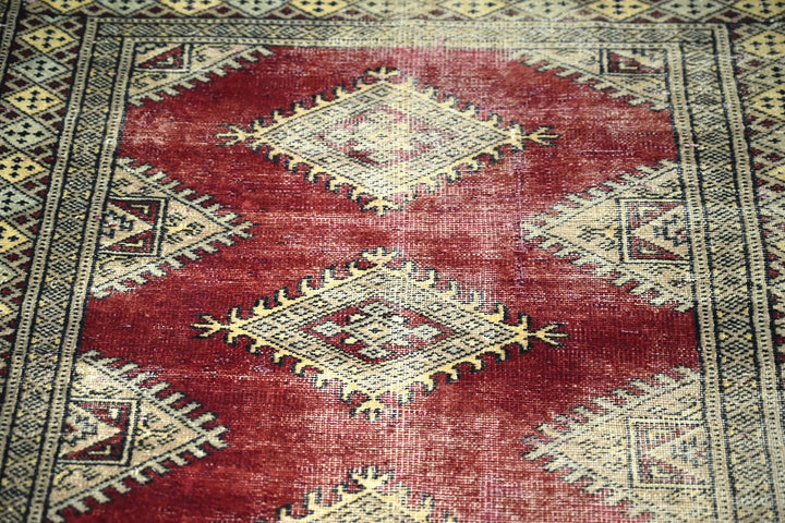 red Accent rug 2' 11" x 4' 10"