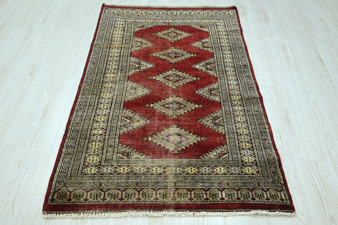 red Accent rug 2' 11" x 4' 10"