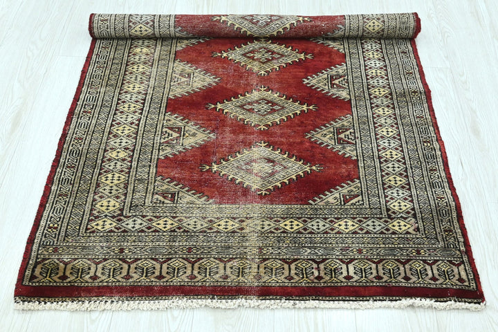 red Accent rug 2' 11" x 4' 10"