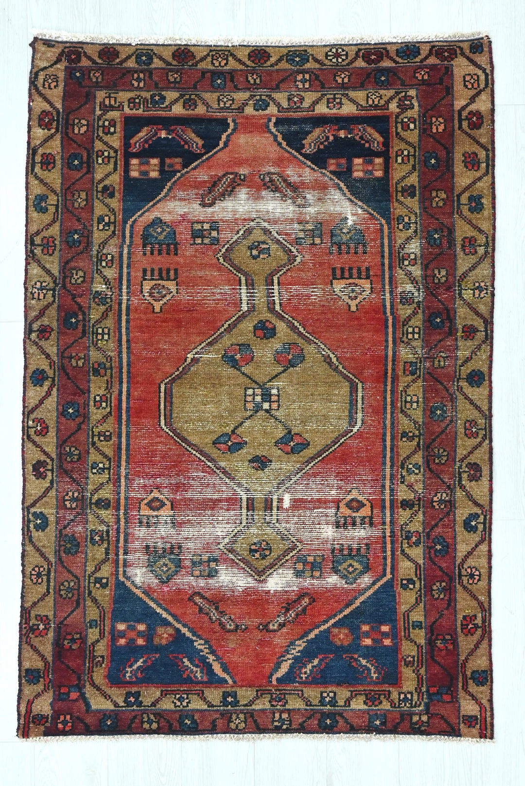 red Accent rug 3' 3" x 4' 11"