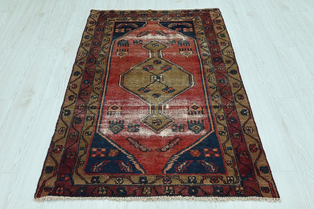 red Accent rug 3' 3" x 4' 11"