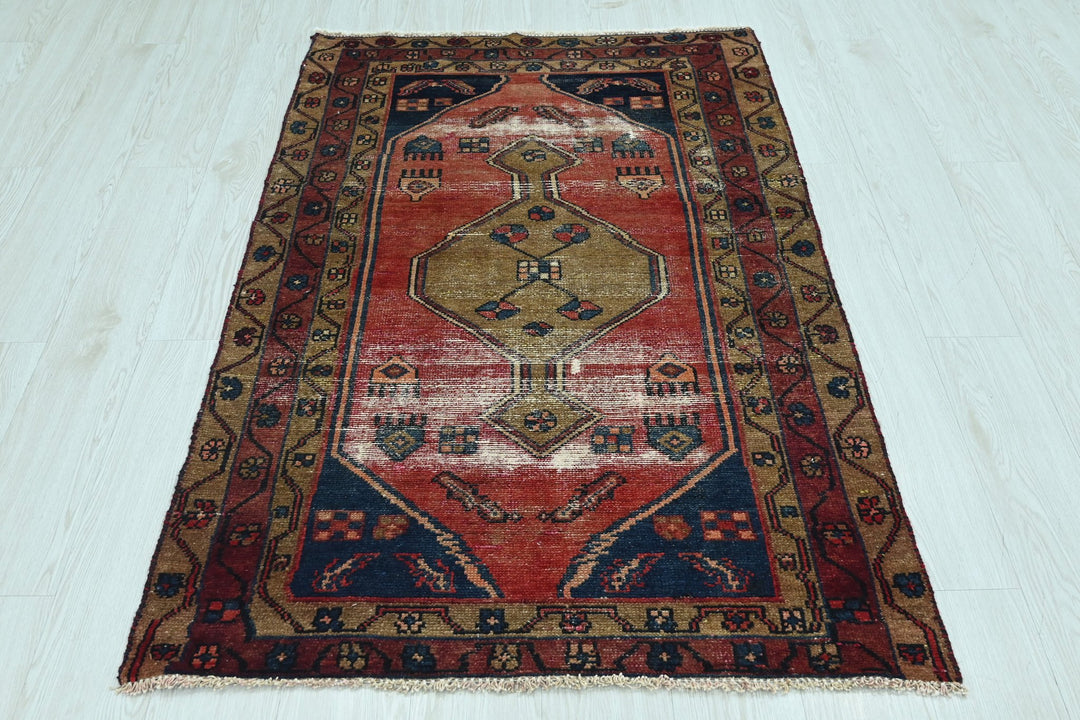 red Accent rug 3' 3" x 4' 11"