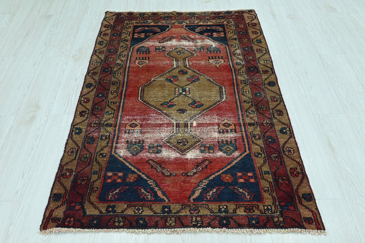 red Accent rug 3' 3" x 4' 11"