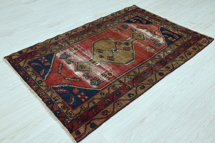 red Accent rug 3' 3" x 4' 11"