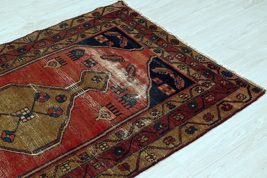 red Accent rug 3' 3" x 4' 11"