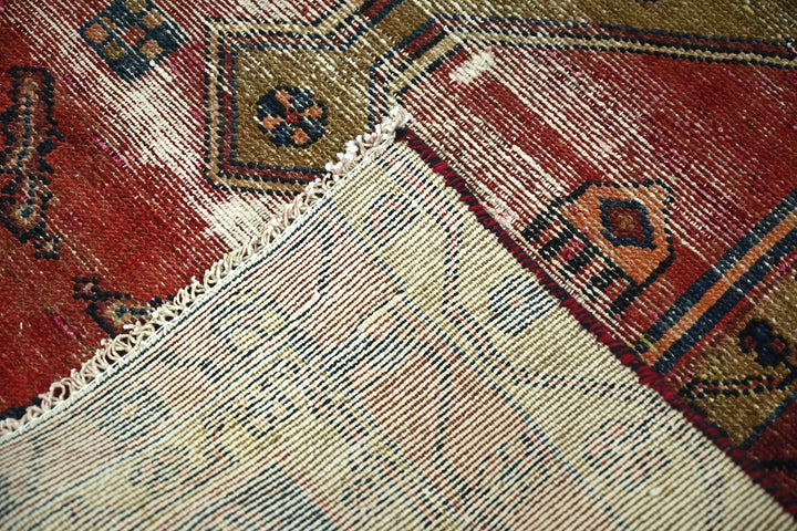 red Accent rug 3' 3" x 4' 11"