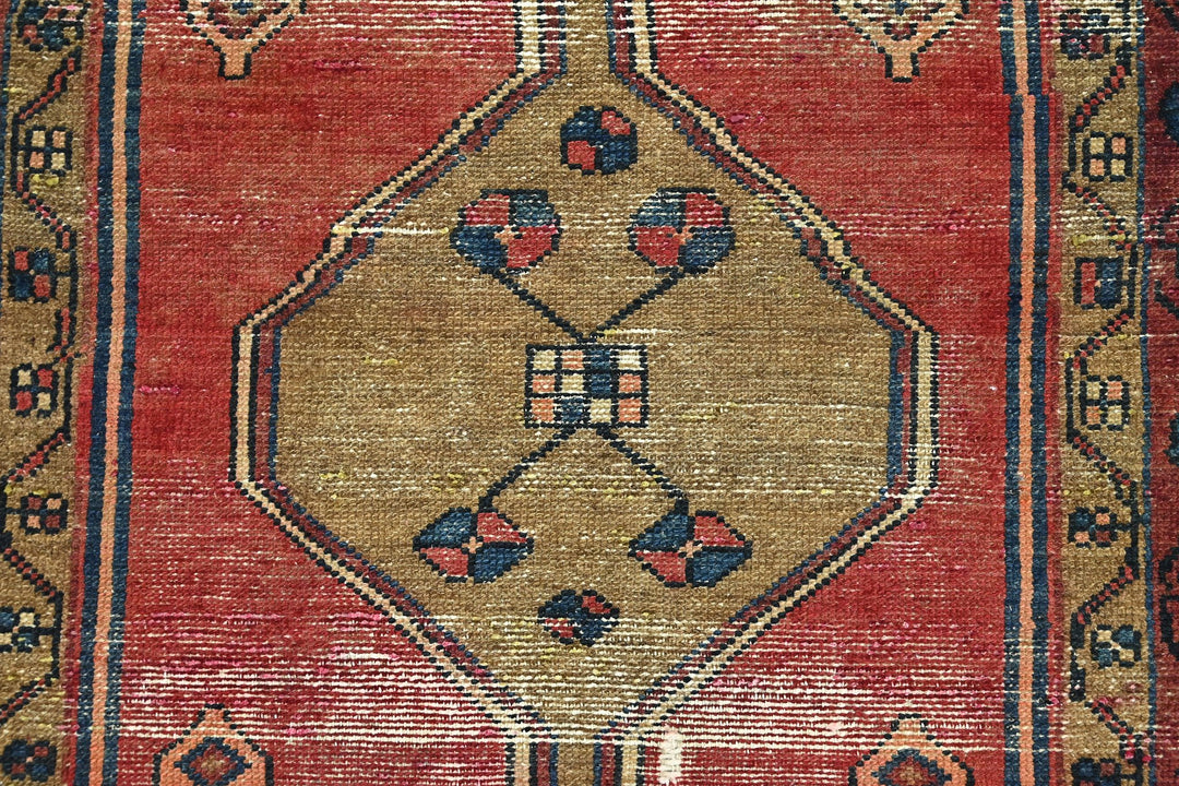 red Accent rug 3' 3" x 4' 11"