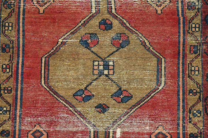 red Accent rug 3' 3" x 4' 11"
