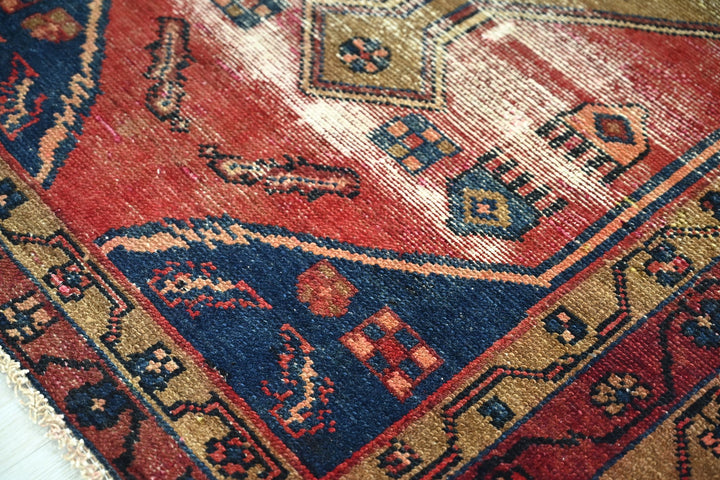 red Accent rug 3' 3" x 4' 11"