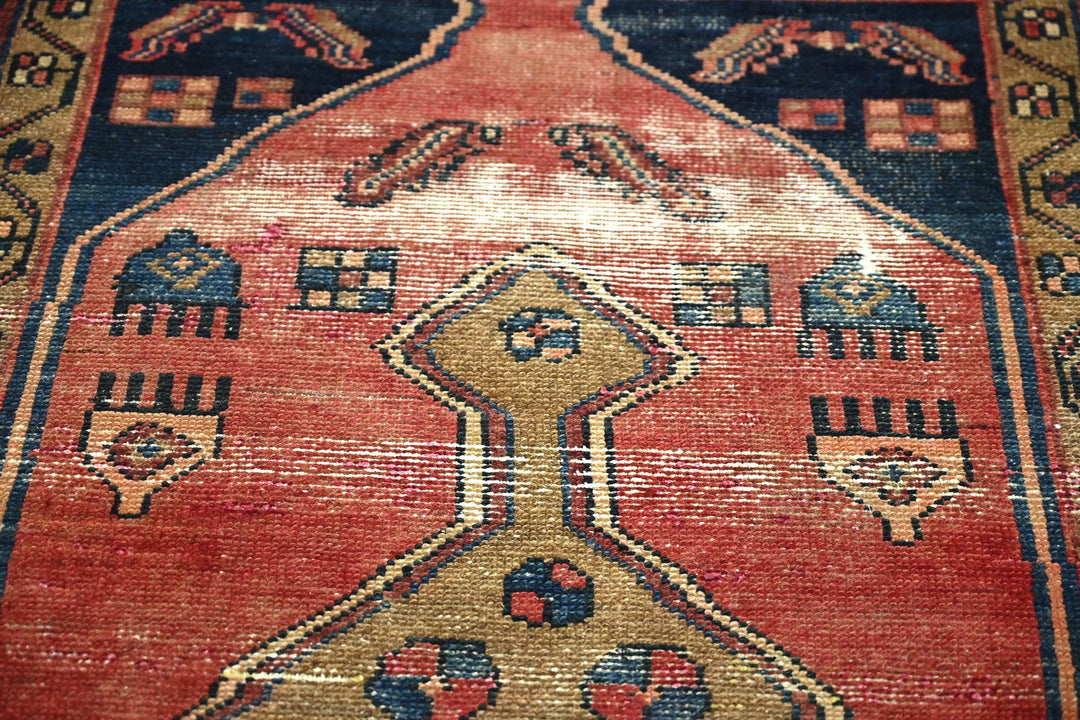 red Accent rug 3' 3" x 4' 11"
