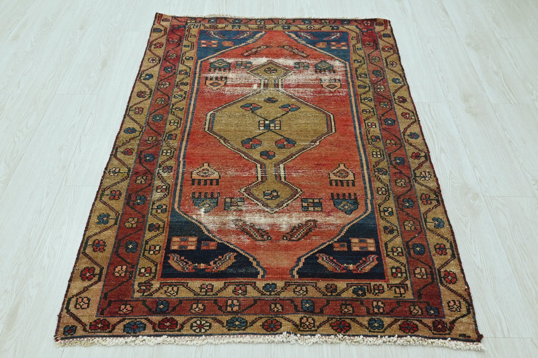 red Accent rug 3' 3" x 4' 11"
