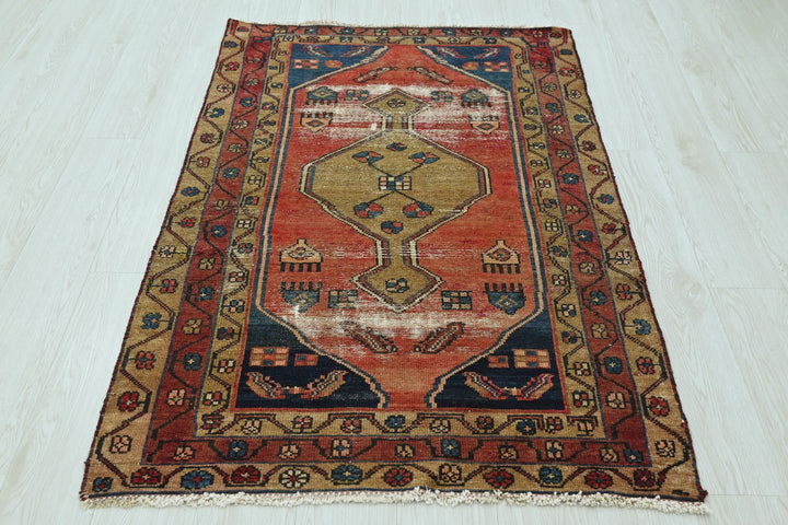 red Accent rug 3' 3" x 4' 11"
