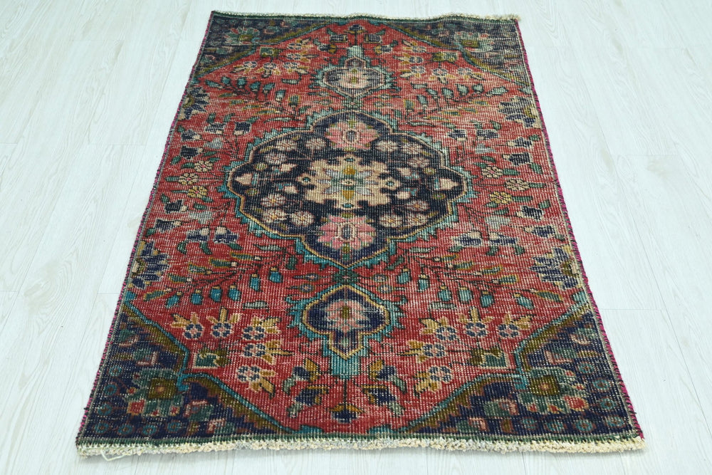 red Accent rug 2' 11" x 4' 6"