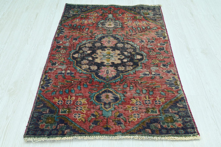 red Accent rug 2' 11" x 4' 6"