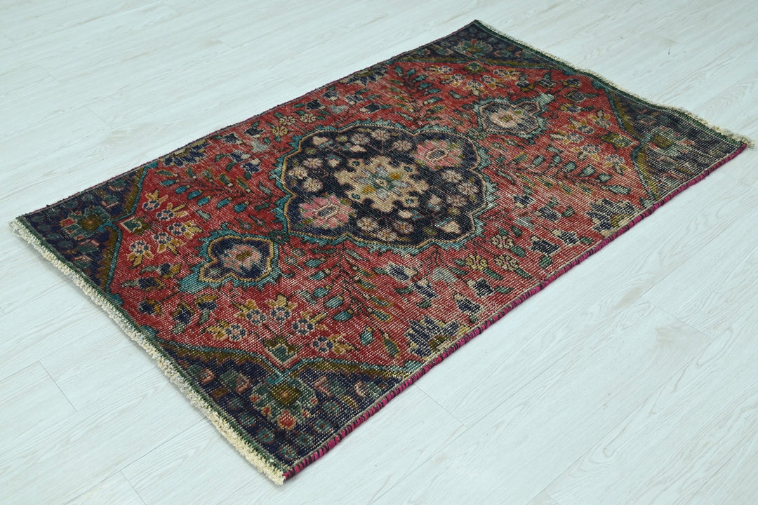 red Accent rug 2' 11" x 4' 6"