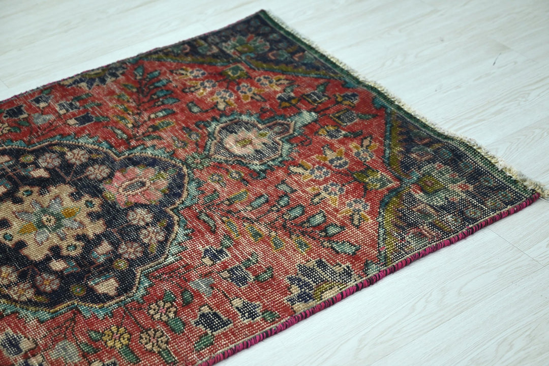 red Accent rug 2' 11" x 4' 6"