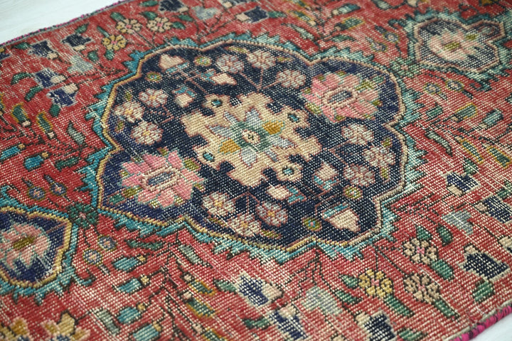 red Accent rug 2' 11" x 4' 6"