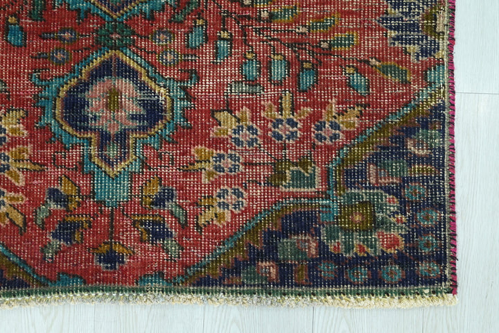 red Accent rug 2' 11" x 4' 6"