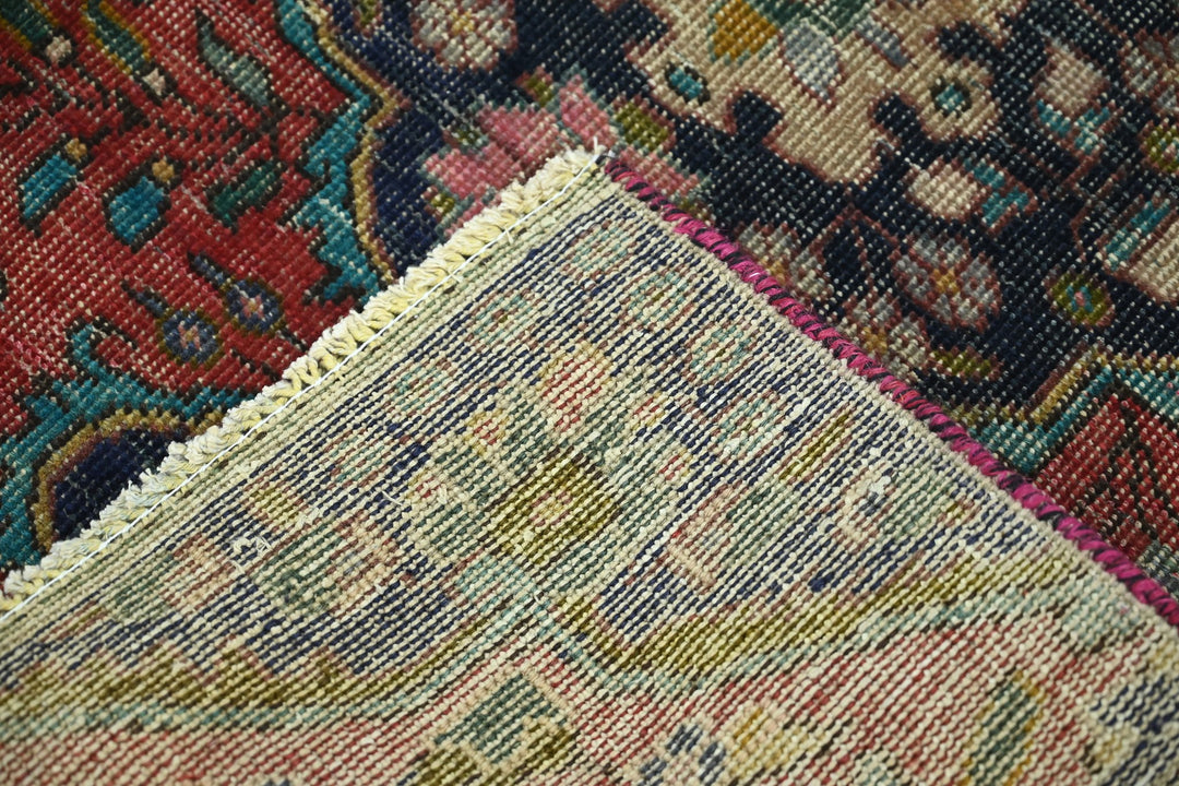 red Accent rug 2' 11" x 4' 6"