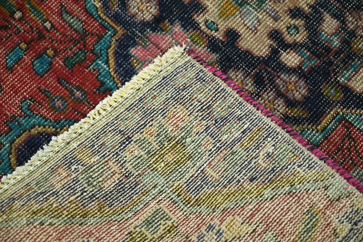 red Accent rug 2' 11" x 4' 6"