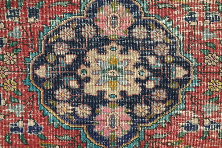 red Accent rug 2' 11" x 4' 6"