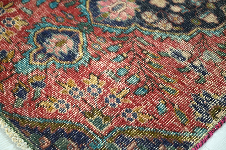 red Accent rug 2' 11" x 4' 6"