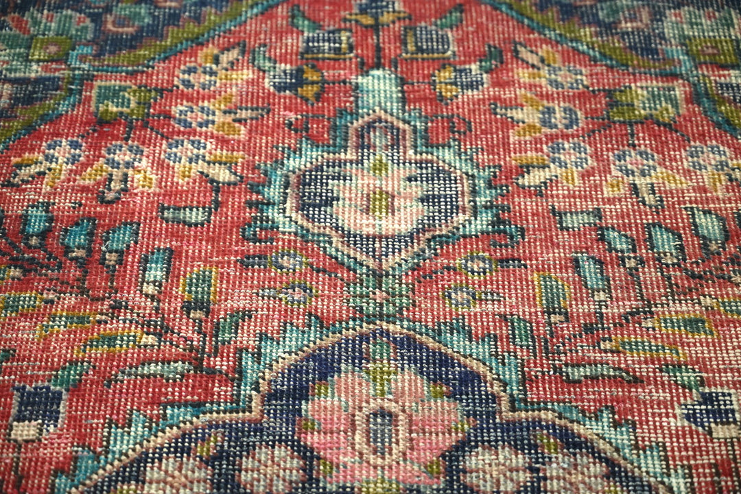 red Accent rug 2' 11" x 4' 6"