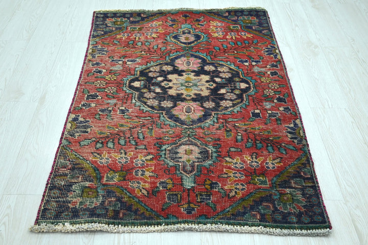 red Accent rug 2' 11" x 4' 6"