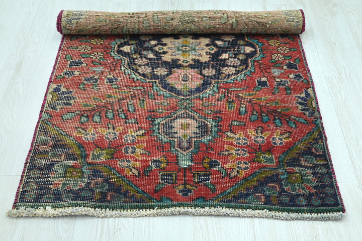 red Accent rug 2' 11" x 4' 6"