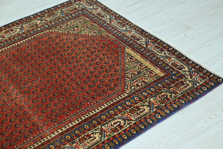 red Accent rug 3' 3" x 4' 9"