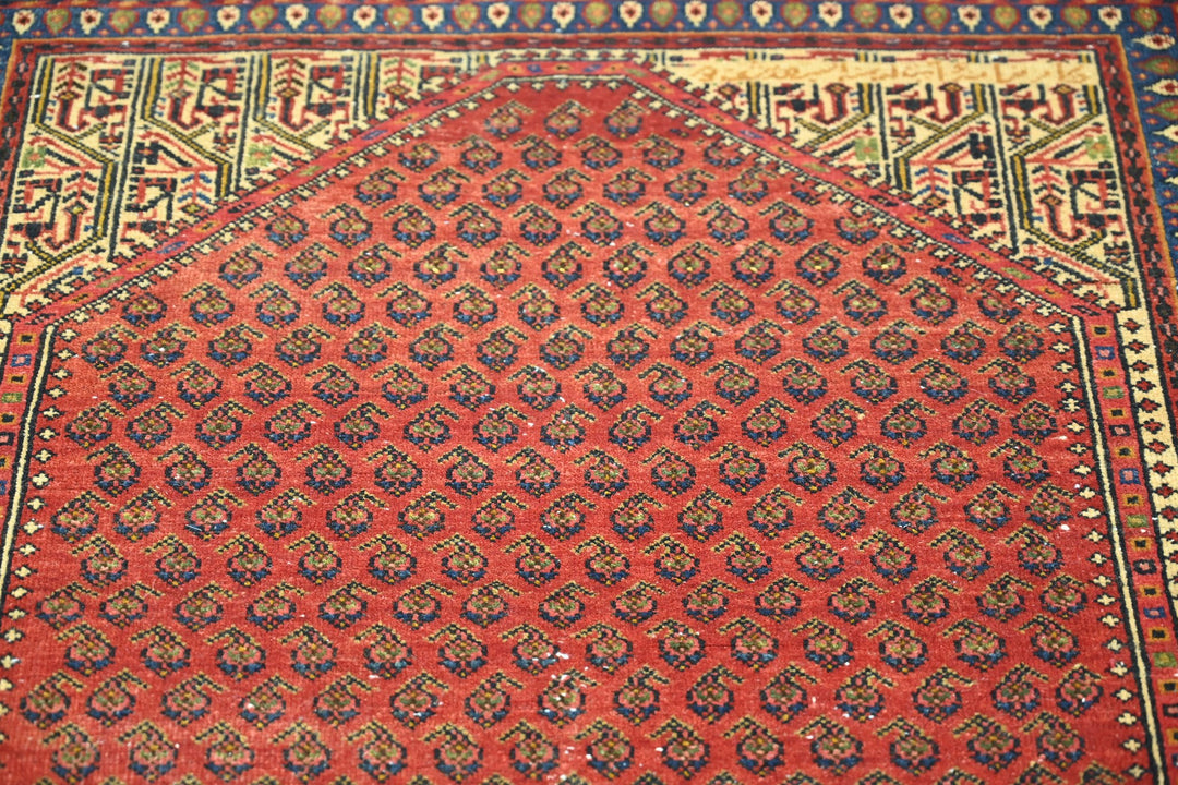 red Accent rug 3' 3" x 4' 9"