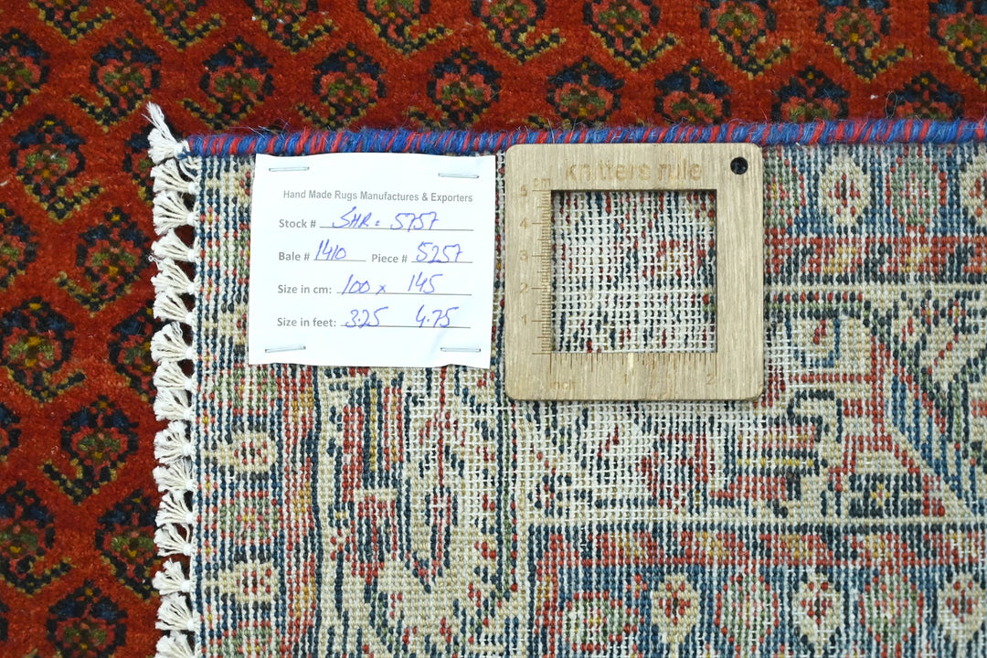 red Accent rug 3' 3" x 4' 9"