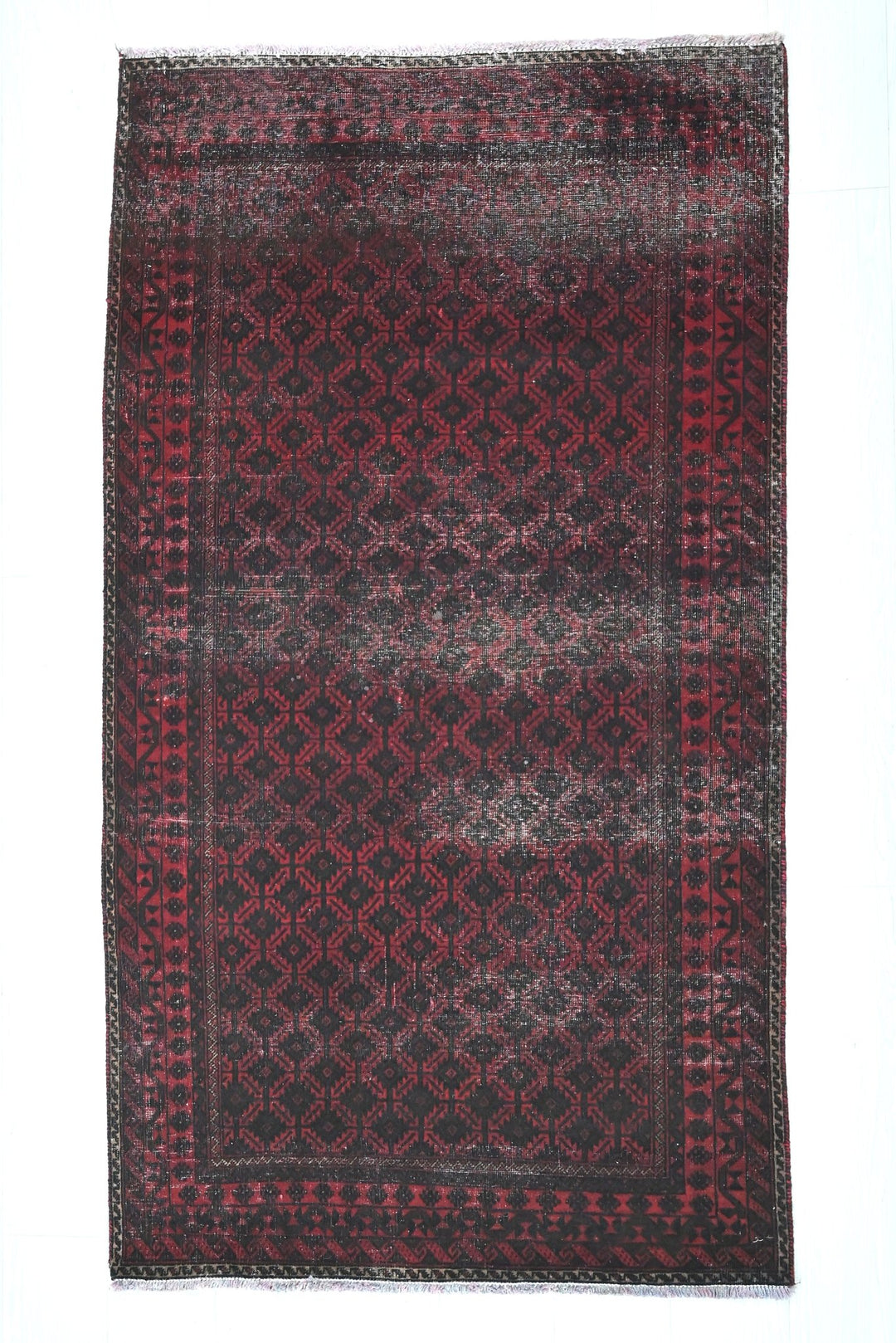 red Accent rug 3' 1" x 5' 5"
