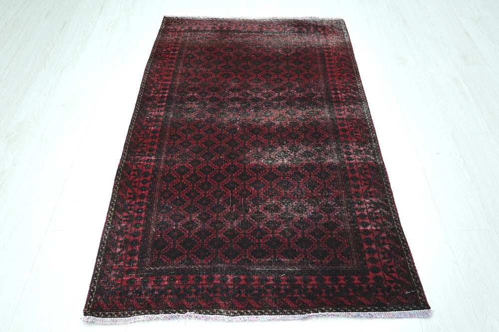 red Accent rug 3' 1" x 5' 5"
