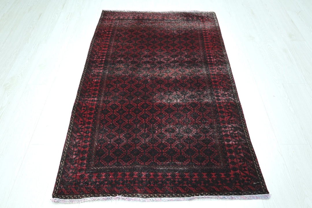 red Accent rug 3' 1" x 5' 5"