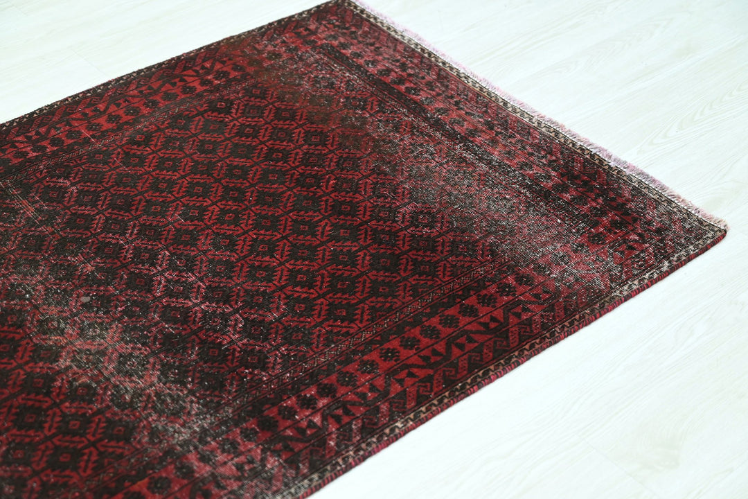 red Accent rug 3' 1" x 5' 5"