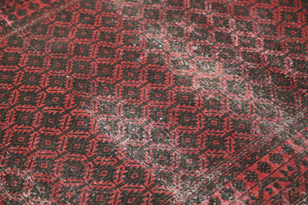 red Accent rug 3' 1" x 5' 5"