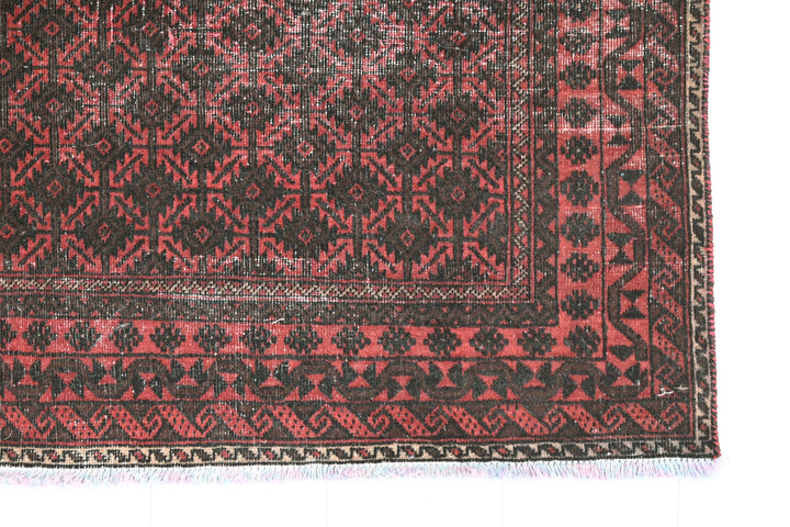 red Accent rug 3' 1" x 5' 5"