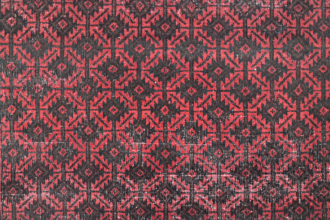 red Accent rug 3' 1" x 5' 5"