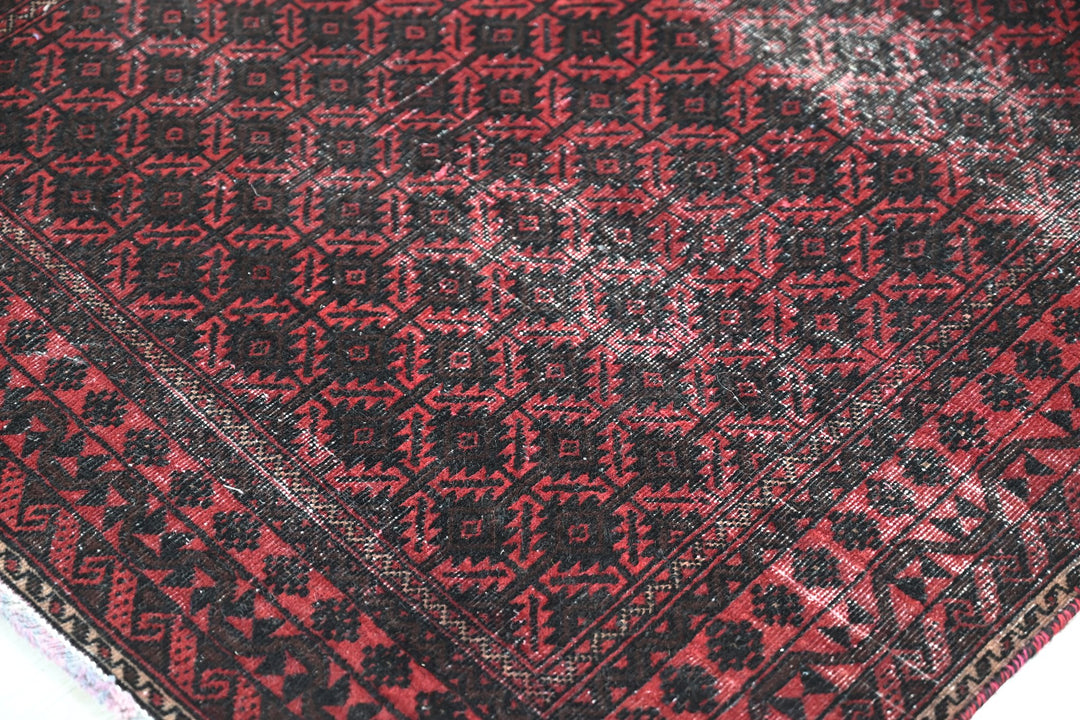 red Accent rug 3' 1" x 5' 5"