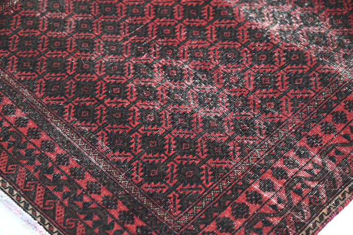 red Accent rug 3' 1" x 5' 5"