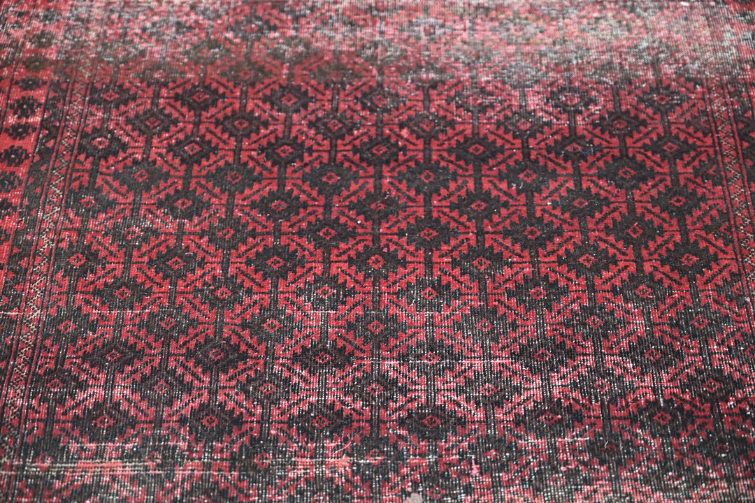 red Accent rug 3' 1" x 5' 5"