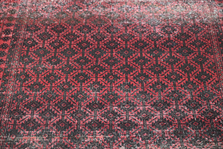 red Accent rug 3' 1" x 5' 5"