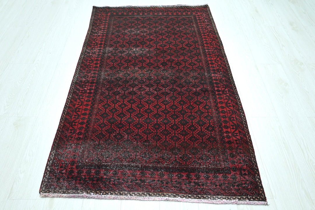 red Accent rug 3' 1" x 5' 5"