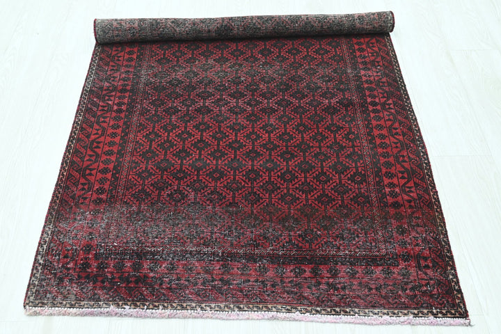 red Accent rug 3' 1" x 5' 5"