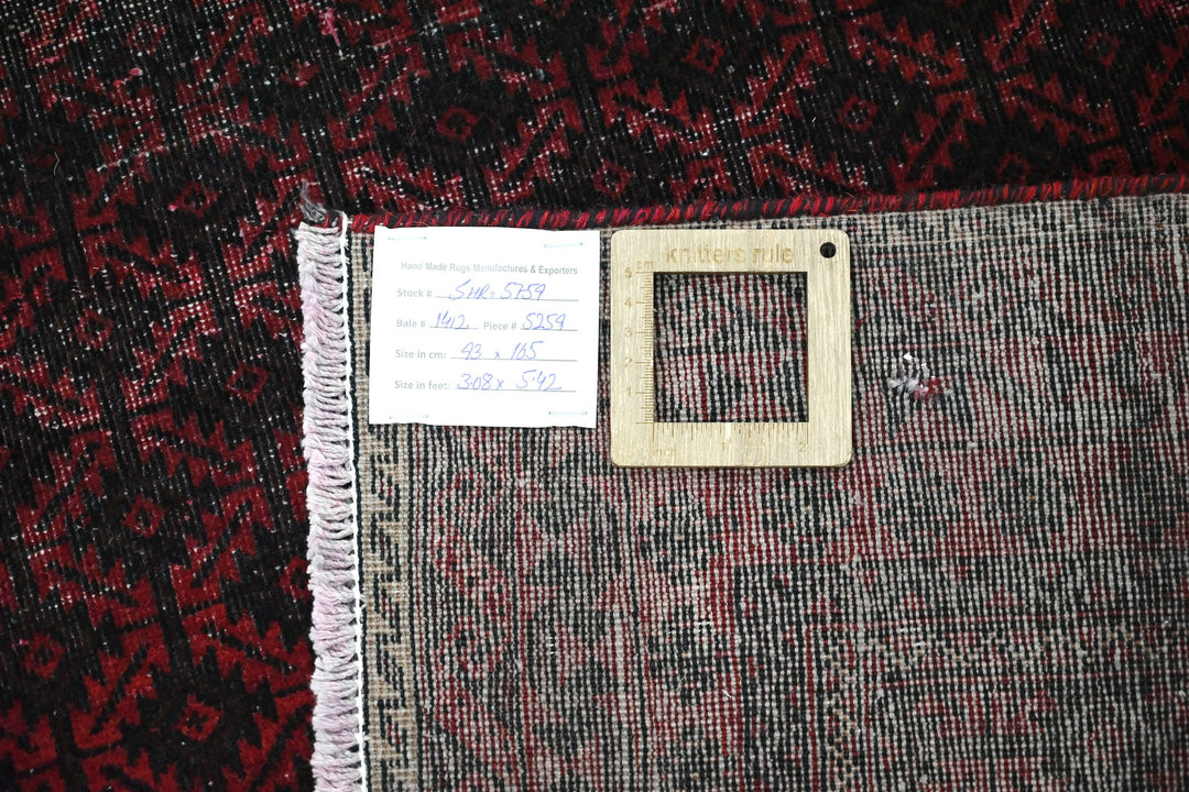 red Accent rug 3' 1" x 5' 5"