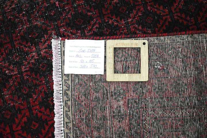 red Accent rug 3' 1" x 5' 5"