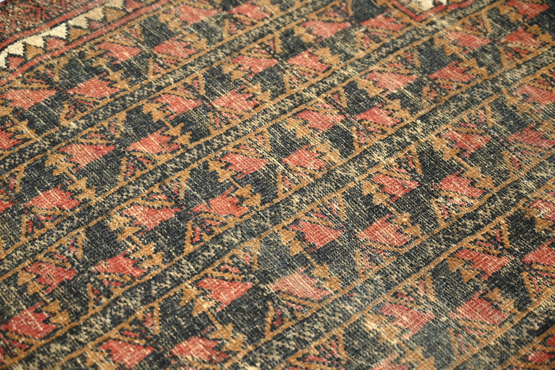 black Accent rug 3' 0" x 4' 6"