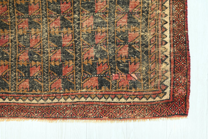 black Accent rug 3' 0" x 4' 6"