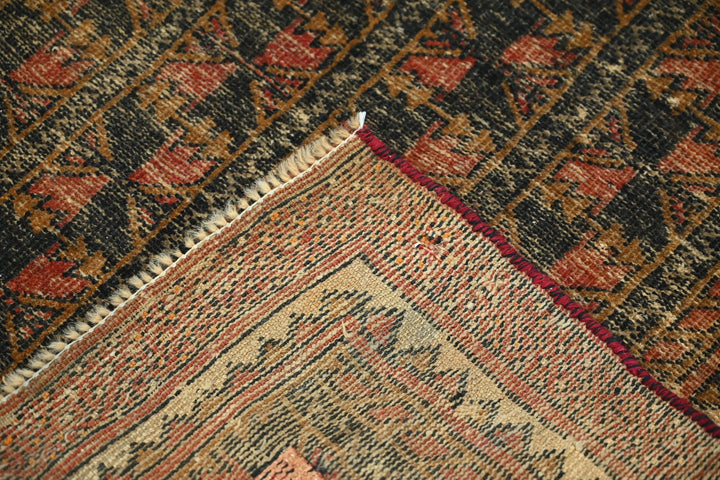black Accent rug 3' 0" x 4' 6"